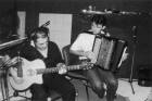 David Riviere et Tchavolo Schmidt pendant l'enregistrement de 'il va tomber des cordes' le premier disque des Pommes de ma Douche ... photo : Did&Co